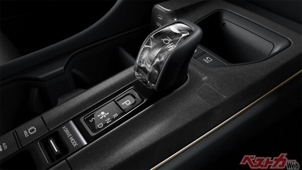 プレミアムシフトノブ（70thロゴ入り・2025年7月 一部改良時の公式画像より）