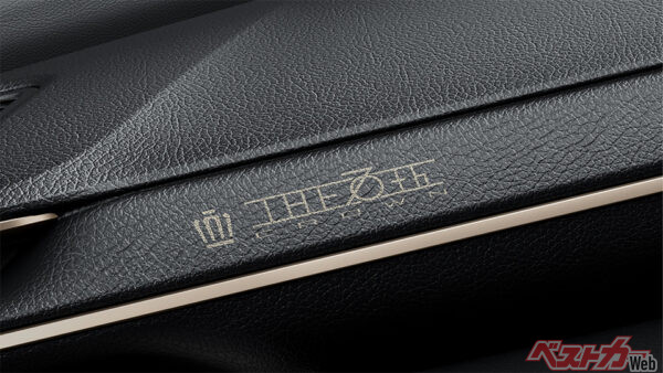 専用レーザー加飾（THE 70thロゴ入り／インストルメントパネル・2025年7月 一部改良時の公式画像より）