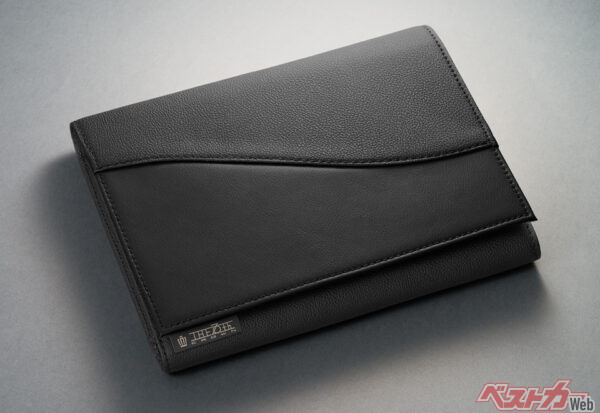 マニュアルケース（THE 70thロゴ入り・2025年7月 一部改良時の公式画像より）