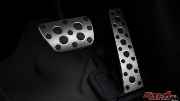 トヨタ クラウンスポーツ 特別仕様車 SPORT RS “THE 70th” 専用アルミペダル（アクセル・ブレーキ・2025年7月 一部改良時の公式画像より）