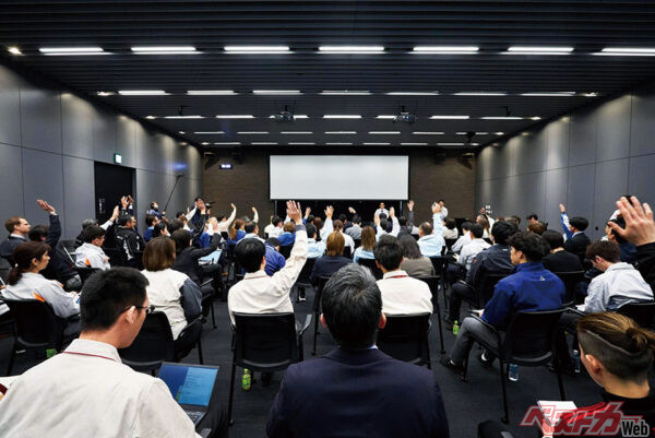 場が和むと次々と質問の手が挙がり始める