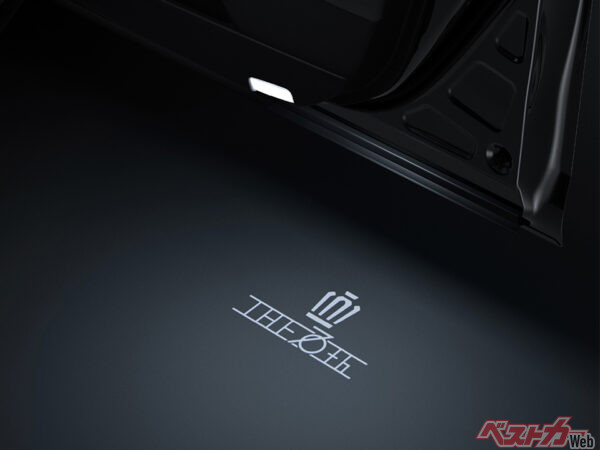 プロジェクションカーテシイルミ（THE 70th ロゴ入り/フロントドア左右／2025年5月 特別仕様車設定時の公式画像より）