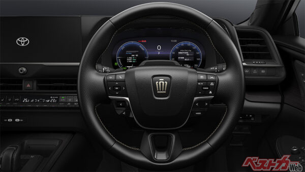 本革巻き3本スポークステアリングホイール（ステアリングスイッチ周辺［シルバー］＋スポーク［ダークグレーメタル］＋ステッチ［グレー／かがり縫い］＋ディンプル加工／ステアリングヒーター＋タッチセンサー付／2025年5月 特別仕様車設定時の公式画像より）