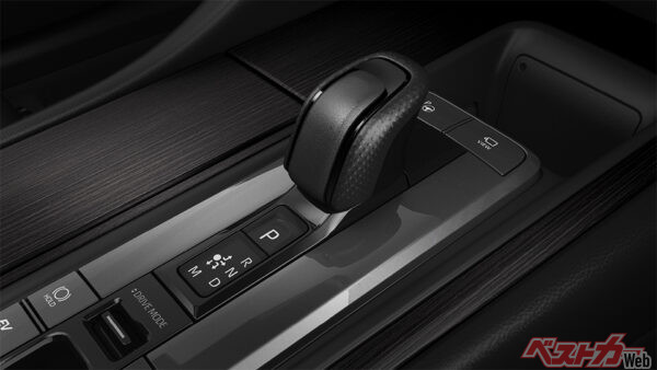 ディンプル加工 本革シフトノブ（ピアノブラック加飾／2025年5月 特別仕様車設定時の公式画像より）