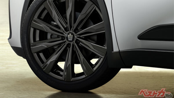 225/45R21タイヤ＆21×7.5Jアルミホイール（マットブラック塗装）＆センターオーナメント（2025年4月 クラウン誕生70周年記念特別仕様車設定時の公式画像より）