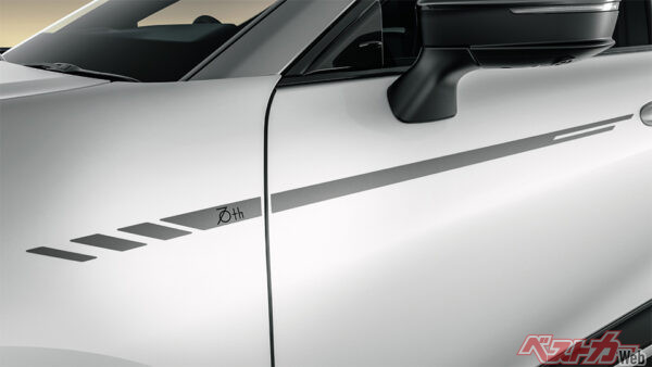 サイドデカール（特別仕様車用・メーカーオプション／2025年4月 クラウン誕生70周年記念特別仕様車設定時の公式画像より）