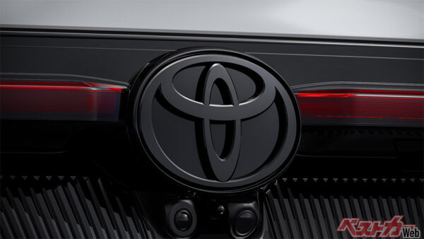 トヨタエンブレム（リヤ・ブラック／2025年4月 クラウン誕生70周年記念特別仕様車設定時の公式画像より）