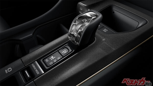 プレミアムシフトノブ（70th ロゴ入り／2025年4月 クラウン誕生70周年記念特別仕様車設定時の公式画像より）