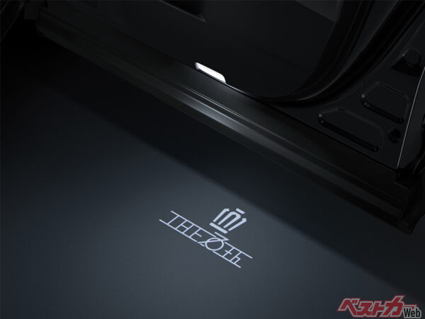 プロジェクションカーテシイルミ（THE 70th ロゴ入り・フロントドア左右／2025年4月 クラウン誕生70周年記念特別仕様車設定時の公式画像より）