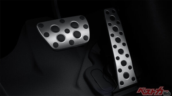 CROSSOVER RS “THE 70th” 専用アルミペダル（アクセル・ブレーキ／2025年4月 クラウン誕生70周年記念特別仕様車設定時の公式画像より）