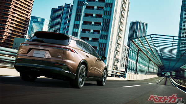 トヨタ クラウンエステート Z（ハイブリッド車／プレシャスブロンズ）〈オプション装着車〉（2025年3月 発売開始時の公式画像より）