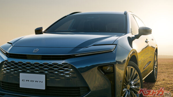トヨタ クラウンエステート RS（プラグインハイブリッド車／プレシャスメタル×マッシブグレー）〈オプション装着車〉（2025年3月 発売開始時の公式画像より）
