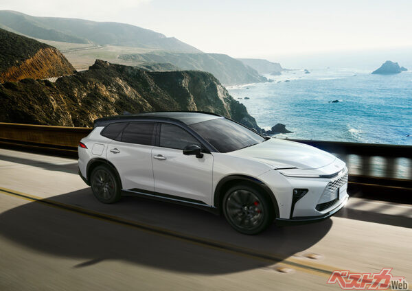 トヨタ クラウンエステート RS（プラグインハイブリッド車／ブラック×プレシャスホワイトパール）〈オプション装着車〉（2025年3月 発売開始時の公式画像より）