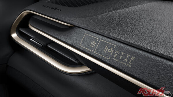 THE LIMITED-MATTE METAL専用レーザー加飾（インストルメントパネル・2025年6月 特別仕様車設定時の公式画像より）