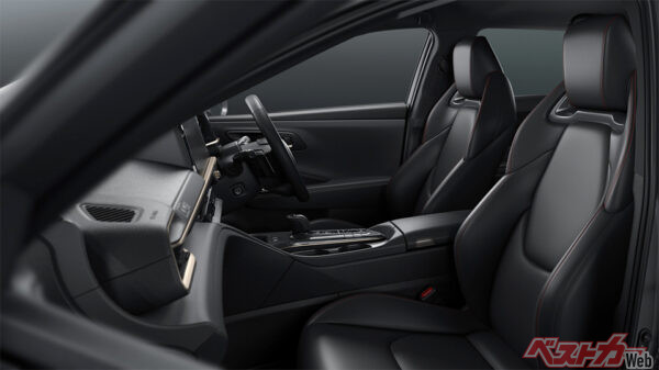 スポーツシート（スポーツレザー（本革）／レッドステッチ付）・ディンプル加工本革シフトノブ（ピアノブラックオーナメント・2025年6月 特別仕様車設定時の公式画像より）