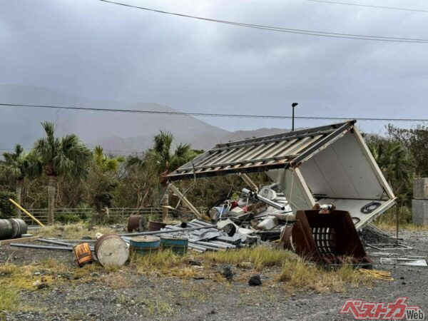 建物が壊れたままなため台風23号の到来が心配されるが、それでも人々は助け合いの精神で支え合っている