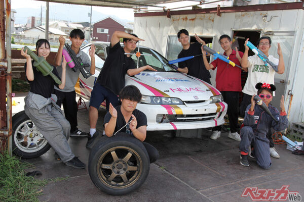 日本大学自動車部のみなさん。大半の部員がクルマに関係ないものを持って写真に収まっている愉快な部だ（笑）