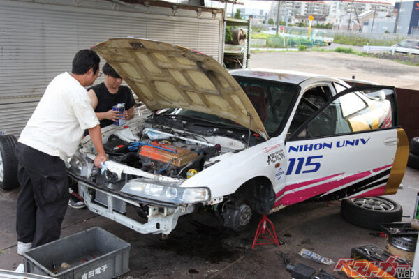 伊勢原の整備場では猛暑のなか、部品取り車から試合車のインテRに部品の移植が行われていた