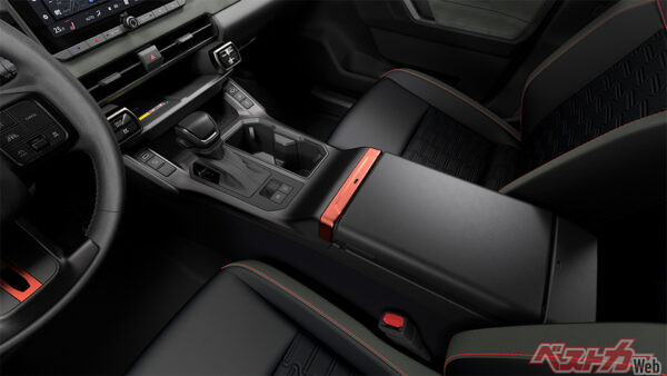 トヨタ RAV4 ADVENTURE（プロトタイプ）センターコンソール（リバーシブル［表］・2025年5月 世界初公開時の公式画像より）