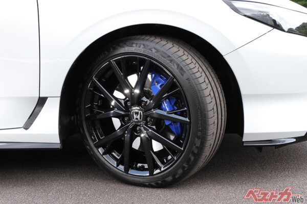 235/40R19のコンチネンタル・プレミアムコンタクト6を履く。ブレンボの大径ローターブレーキを採用する