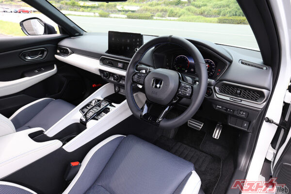 前席はクーペらしく低いヒップポイント