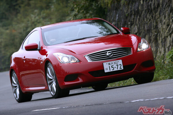 日産 スカイラインクーペ(CKV36型)。2007年登場。333psを発生する3.7LのV6エンジンを搭載するFRの2ドアクーペ