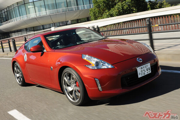 日産 フェアレディZ(先代・Z34型)。2008年登場。2012年のマイナーチェンジで新デザインのフロントバンパーやアルミホイールを採用