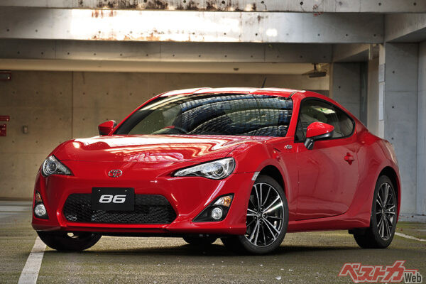 トヨタ 86（初代）。走る楽しさを追求したFRクーペとして2012年登場。2016年7月にボディ剛性の強化など大幅改良を実施