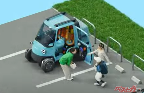 公園の駐車場に停めている状態。大人1人、子供2人乗車の前1席+後ろ2席のトライアングルシートポジションか?