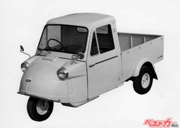 鳥のくちばしを思わせるノーズ、丸ハンドル、左右ドアの2人乗りとなったMP型