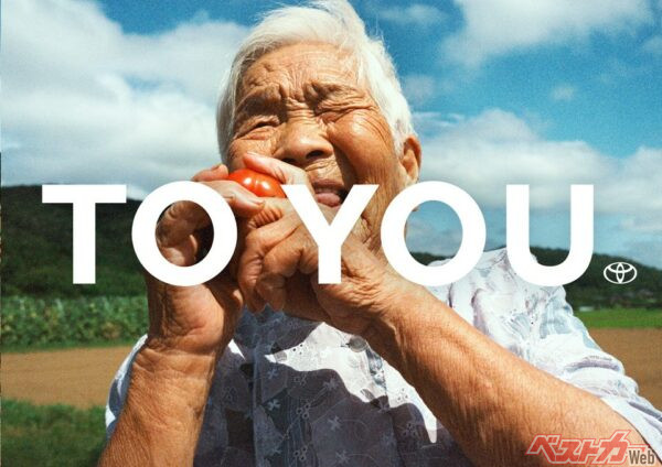 野菜の移動販売車から買ったトマトを抱え喜んでいるおばあちゃん