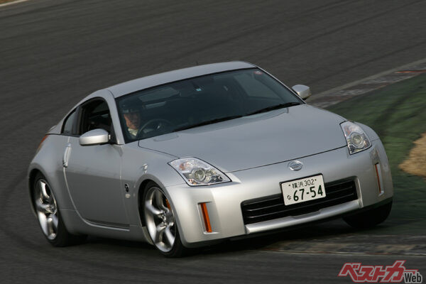 日産 フェアレディZ（Z33型）。2シーターのみのクーペ。エンジンは3.5L・V6を搭載