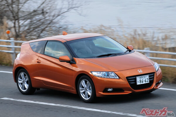 ホンダ CR-Z。2010年登場。1.5Lハイブリッドを搭載するハイブリッド車であると同時にスポーツカーで、6速MTが設定される