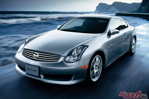 日産 スカイラインクーペ（CPV35型）。2003年登場。ボディサイズは全長4640×全幅1815×全高1395mm。エンジンは280ps/37.0kgmの3.5L・V6を搭載する