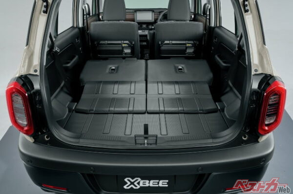 防汚タイプのラゲッジフロアでアウトドアレジャーにも安心して出かけることが可能