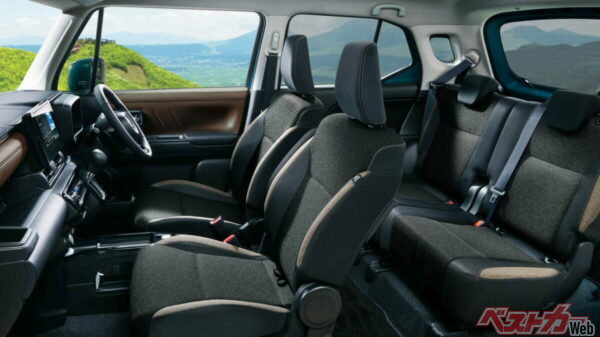 新型クロスビーのインテリア。質感の向上と、横方向の広さを演出する工夫がなされている