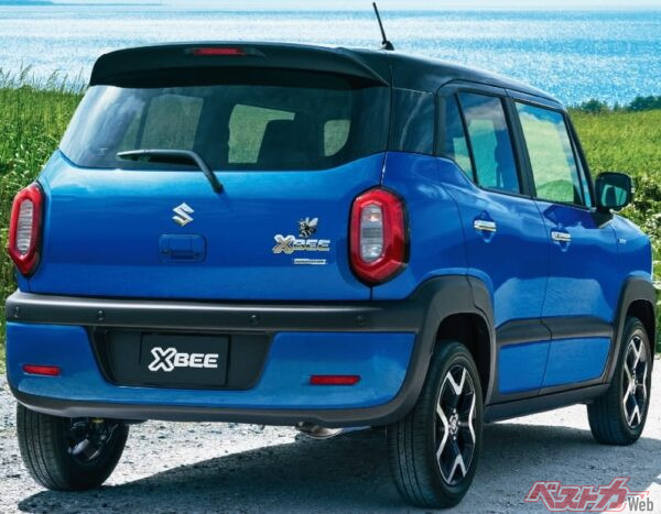 リアスタイルは、テールランプやリアディフレクター位置などが変更されている