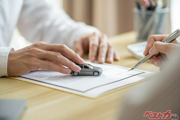 お手軽さではディーラーローンに軍配があがる。また最近は銀行ローンと金利の差も縮まってきている（Charlie’s@Adobe Stock）