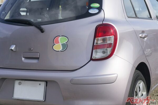 いまではすっかり普及した高齢運転者マーク(xiaosan@Adobe Stock)