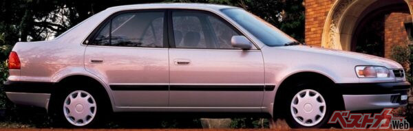 1995年に登場した8代目カローラ。発売当時の価格は91万円だった