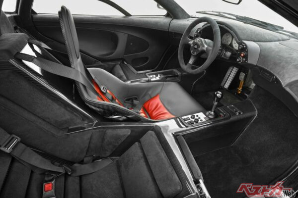 マクラーレンF1は1992年に登場。中谷明彦氏の乗ったマクラーレンF1 GTRはそのレース仕様となる。写真はマクラーレンF1の運転席