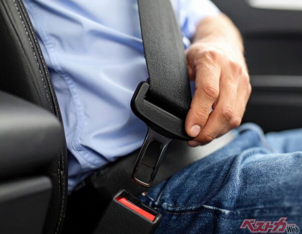 現在のクルマに装備されているシートベルトは、左右のどちらかの肩と左右の腰、合計3点を拘束することで、衝撃が加わった際に、座席から投げ出されて負傷することを防ぐようにつくられている（PHOTO：Adobe Stock_Zoe）