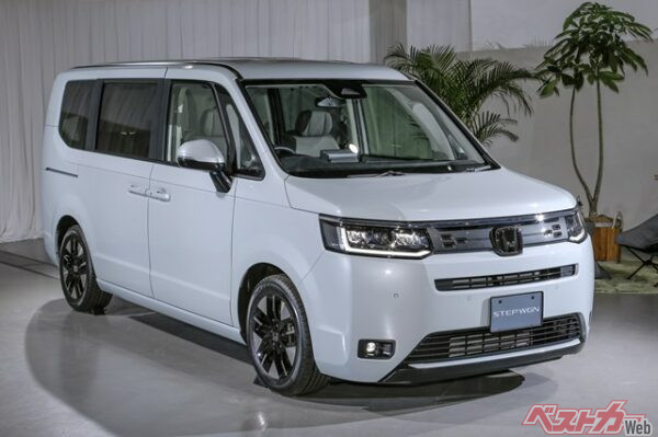 大きさと走りならやっぱりステップワゴン!!　キャプテンシートや2列目と3列目を全倒しして収納を拡張できるなど実用性もかなり高め
