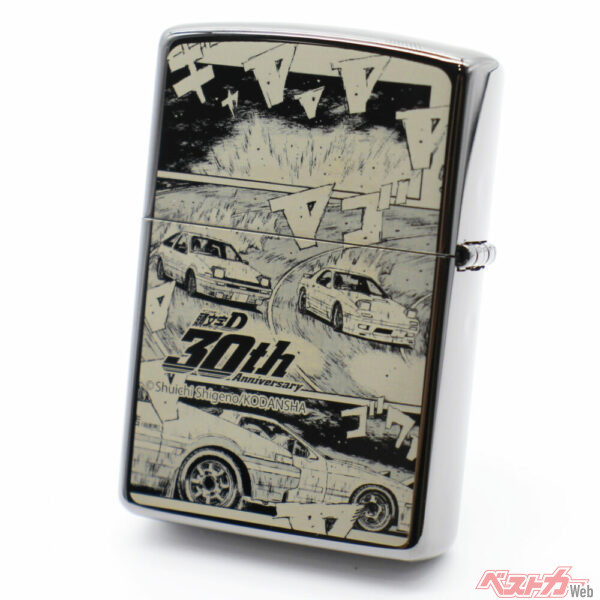 ZIPPOの側面やエッジまで美しく仕上げられており、角度によって黒にもシルバーにも見えるガンメタリックボディが高級感を演出している