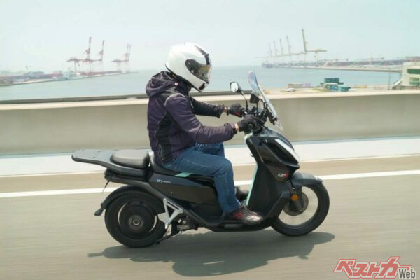 最高速度は105km/h。軽二輪(AT限定含む)免許で運転可能ながら、一般道はもちろん高速道路にも対応できる走りが魅力