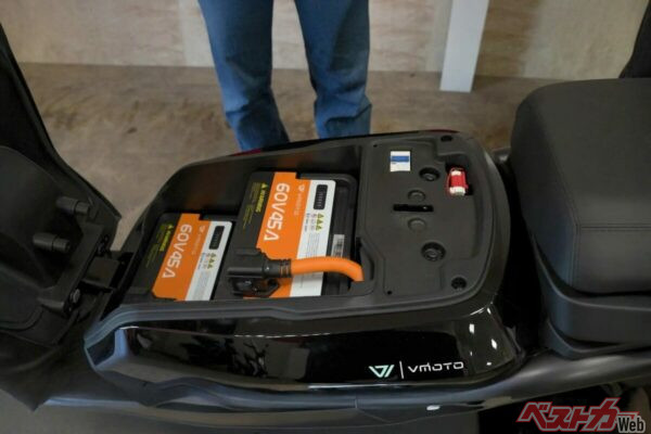 搭載されるバッテリーは60V/45Ahのリチウムイオンバッテリーを2基。航続距離は最大175kmに達し、日常の通勤・通学から週末のツーリングまでカバー