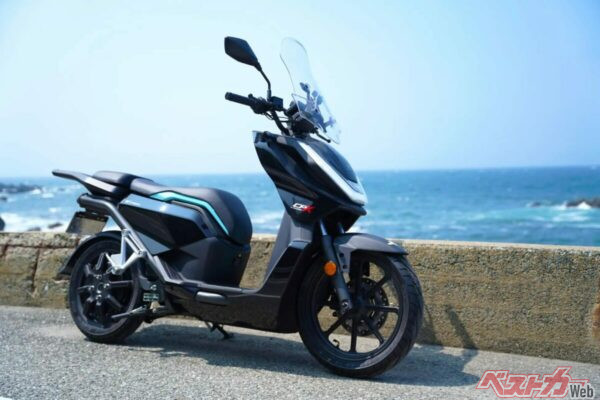 ボディカラーは「ナイトジェットブラック」で、街中の夜景にも自然の風景にも馴染む洗練された印象