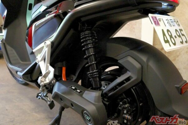 足まわりには油圧ダンパー式サスペンションを採用。荒れた路面でも衝撃を吸収し、電動特有の静粛性を損なわない