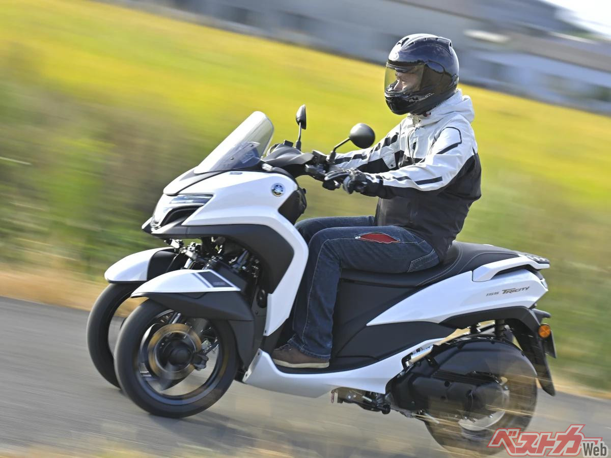 試乗】トリシティ155がスタイリングを一新！ 4.2インチTFTディスプレイ