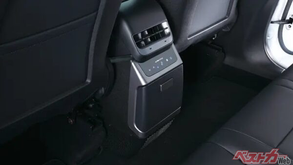 センターコンソール背面にぴったり。運転席からも片手で取り出せるそうだ